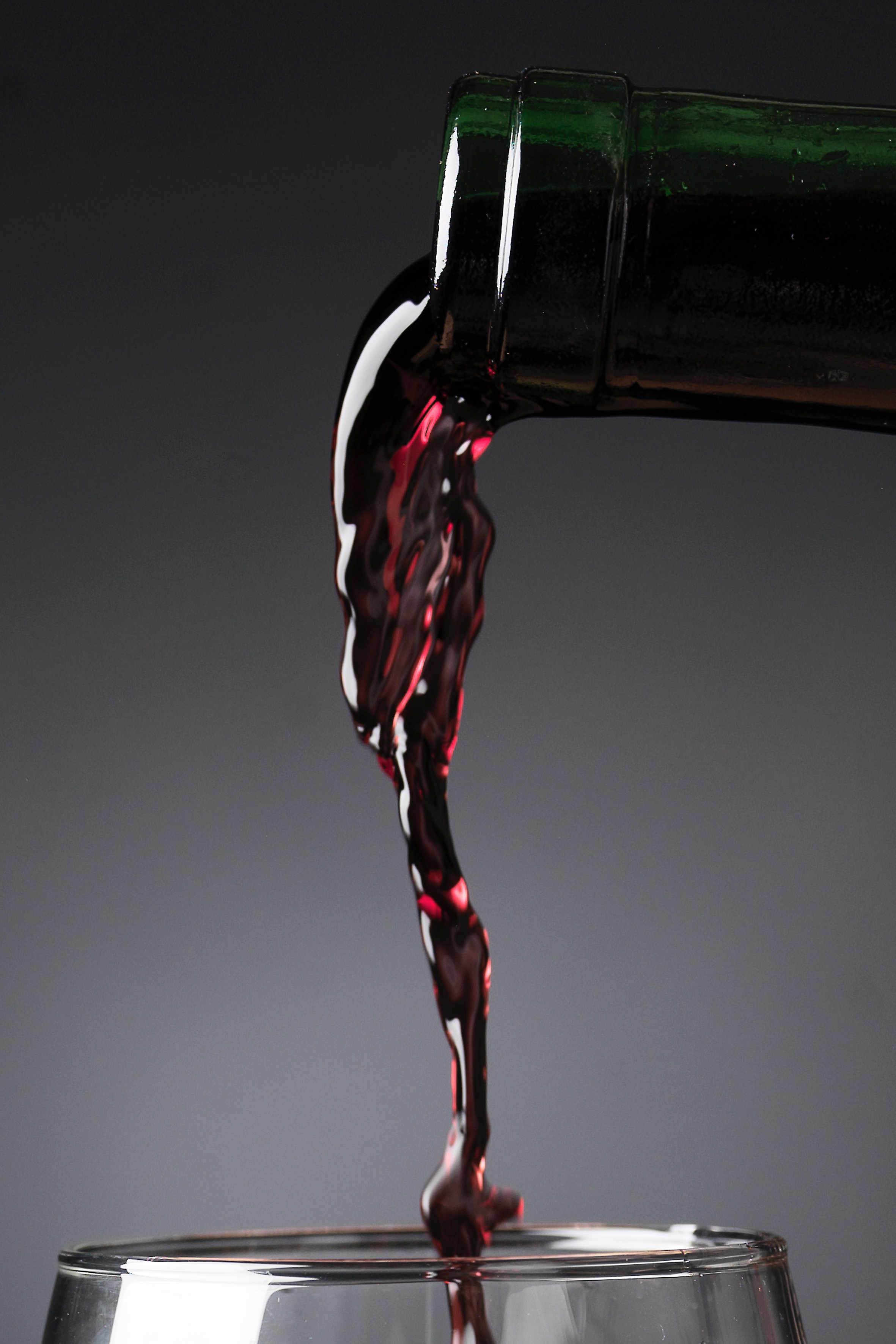 Fotografía comercial de bebida en copa con iluminación de estudio